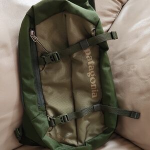 Patagonia Unisex Atom 8L Olive Green Sling Backpack Preowned
